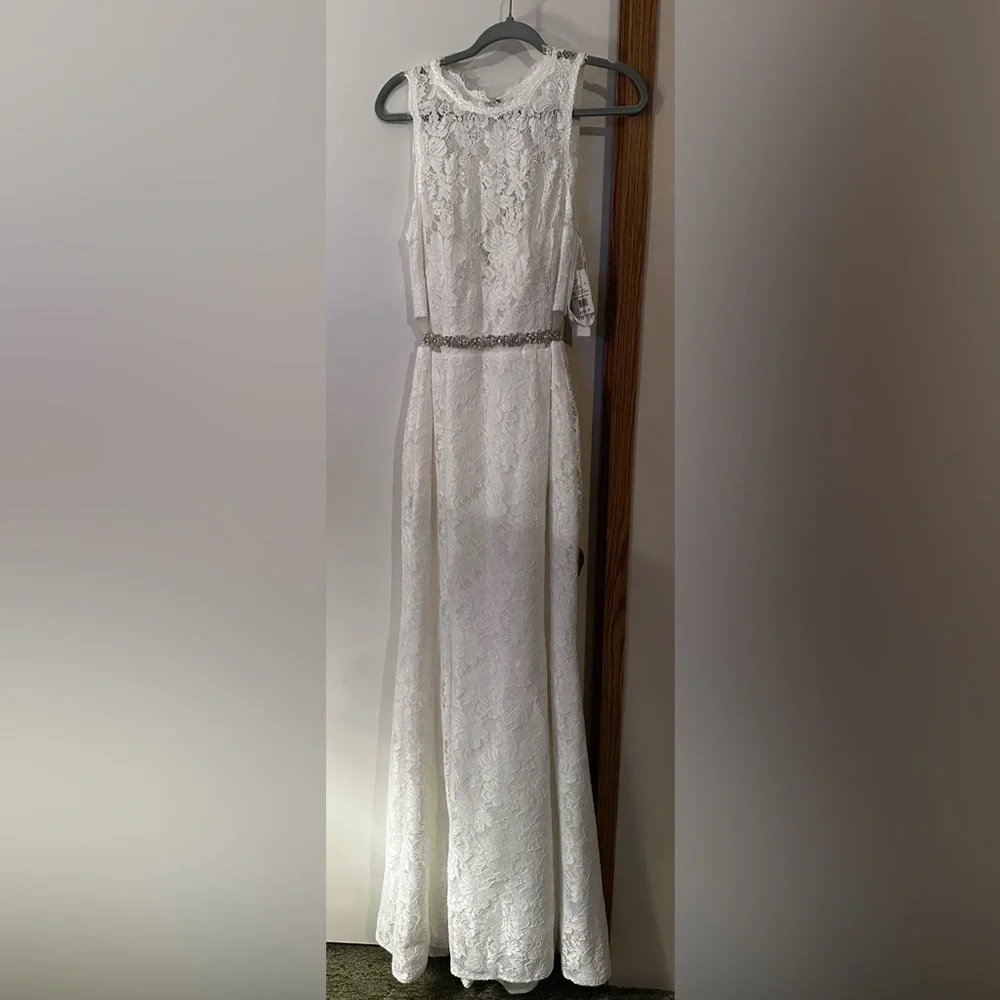 Elegant White Lace Dress - Picture 1 of 8